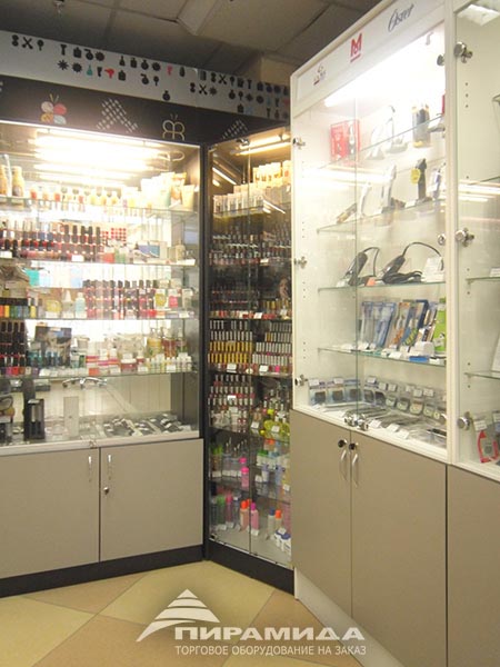 Угловая витрина. Торговое оборудование для косметики и парфюмерии на заказ в Новосибирске