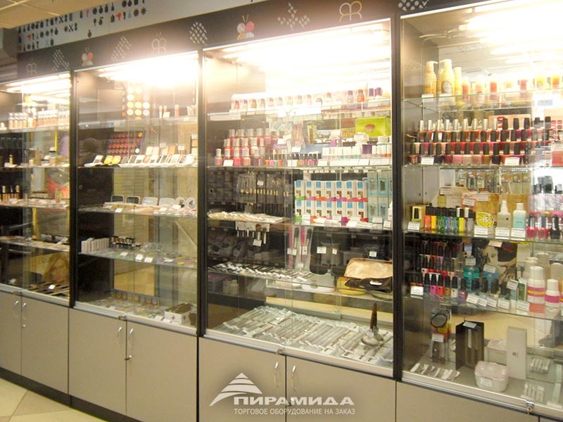 Пристенные витрины. Торговое оборудование для косметики и парфюмерии на заказ в Новосибирске