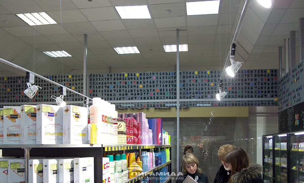 Трековая подсветка. Торговое оборудование для косметики и парфюмерии на заказ в Новосибирске