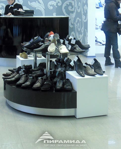 Гнутая островная стойка с глянцевми поверхностями. Торговое оборудование для обуви на заказ в Новосибирске