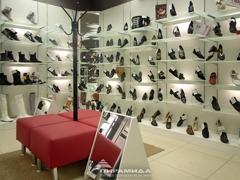 Пристенные стеллажи и пуфики. Торговое оборудование для обуви на заказ в Новосибирске