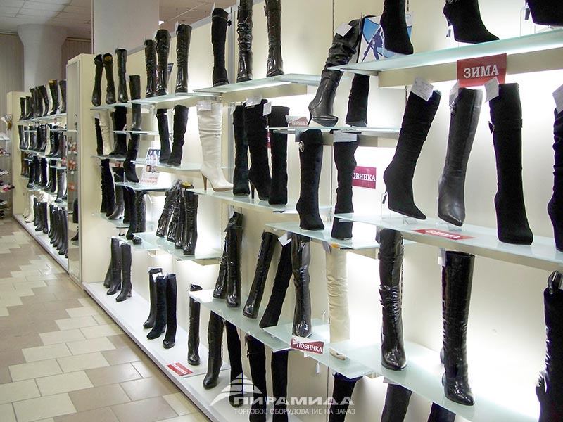 Отдельно стоящие стеллажи с посдветкой. Торговое оборудование для обуви на заказ в Новосибирске