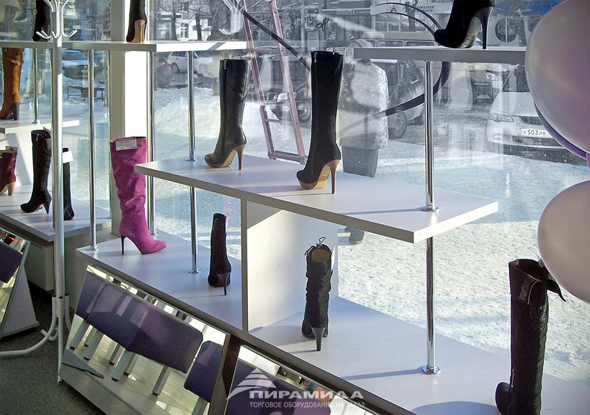 Островная стойка у витрины магазина. Торговое оборудование для обуви на заказ в Новосибирске