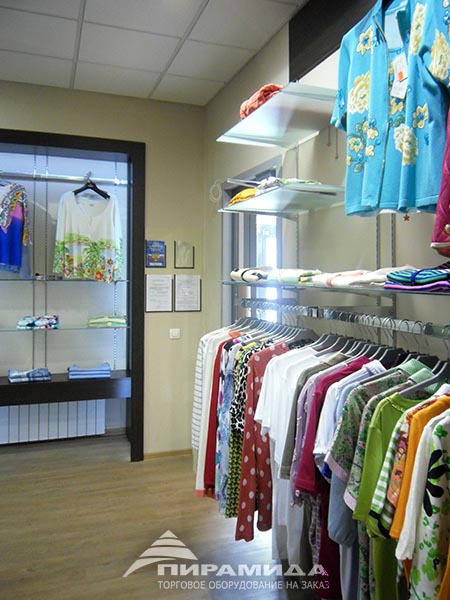 Вход в магазин. Торговое оборудование для одежды на заказ в Новосибирске