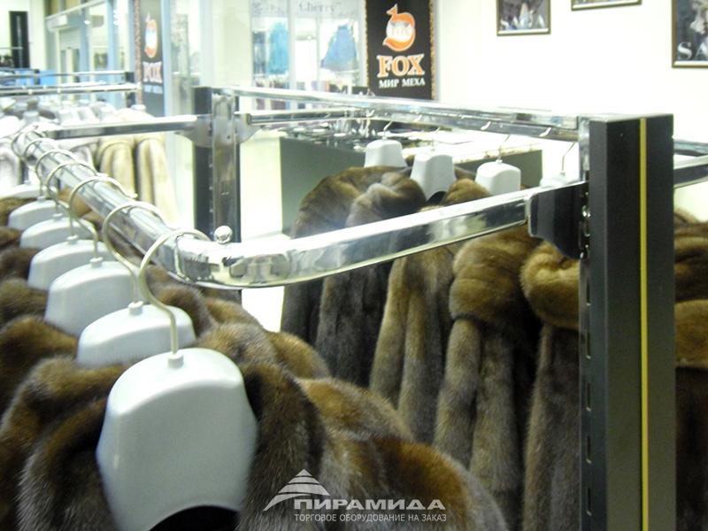 П-образное вешало для гондолы. Торговое оборудование для меховых и кожанных изделий на заказ в Новосибирске