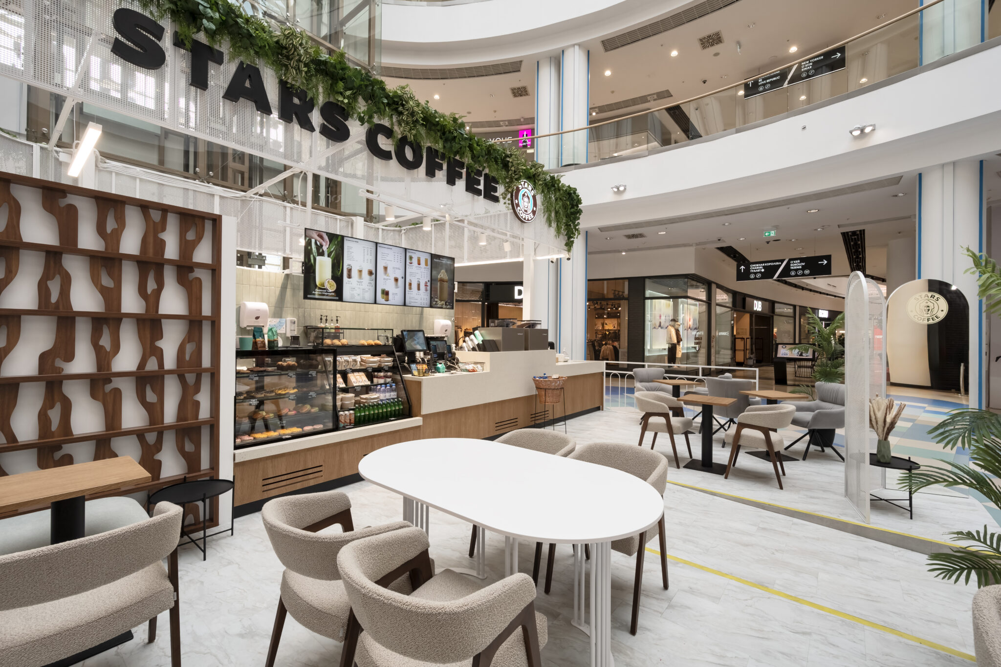 Зона ожидания кофе Stars Coffee - мягкие кресла и розетки