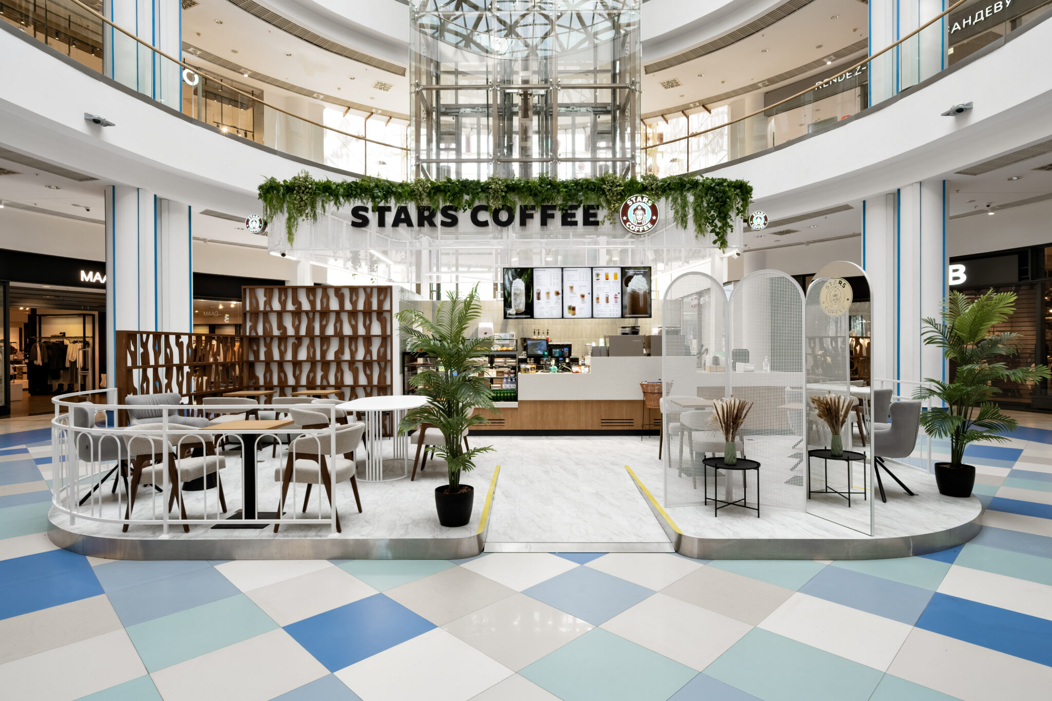 Интерьер кофейни Stars Coffee Новосибирск - вид зала и мебель
