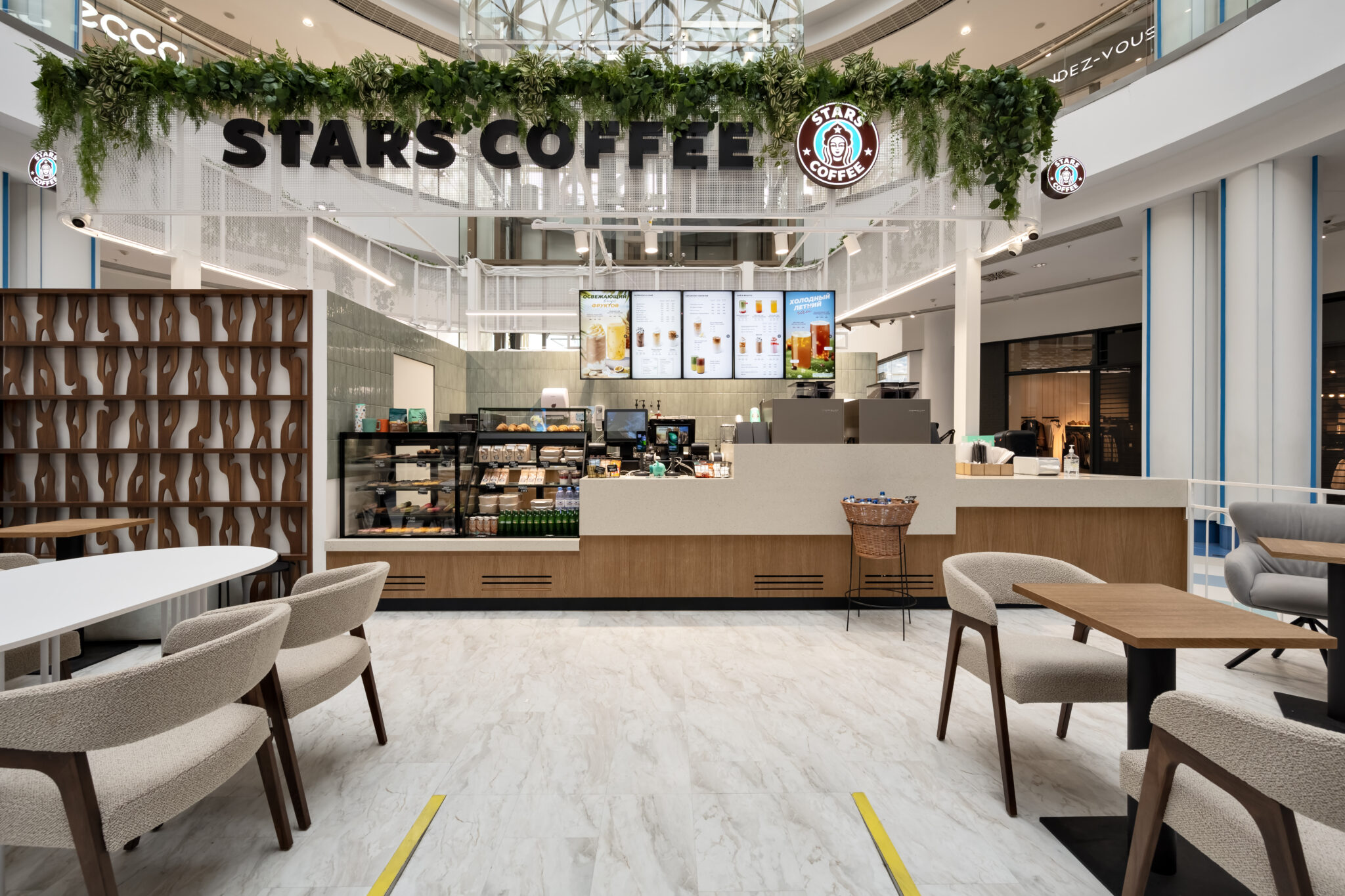 Витрина Stars Coffee - оформление десертов с подсветкой