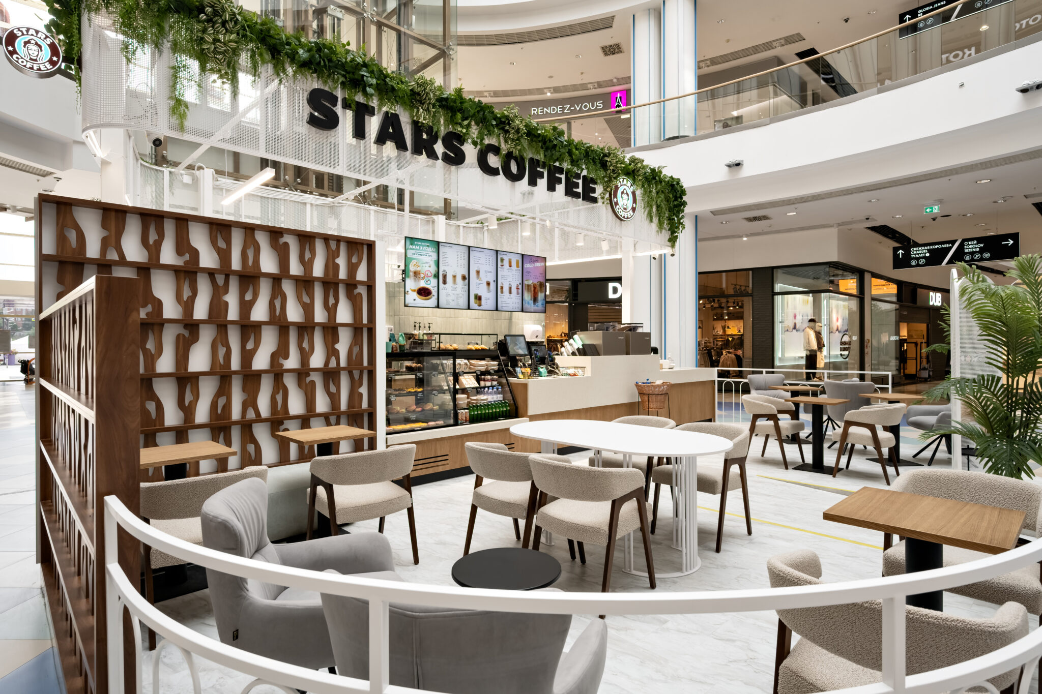 Обеденная зона Stars Coffee Барнаул - уютные столики и диваны