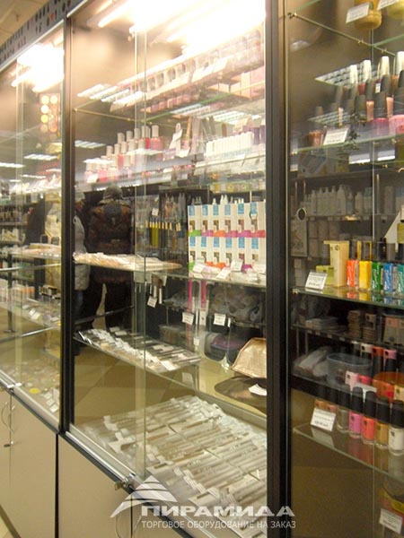 Витрина со стеклянными дверьми. Торговое оборудование для косметики и парфюмерии на заказ в Новосибирске