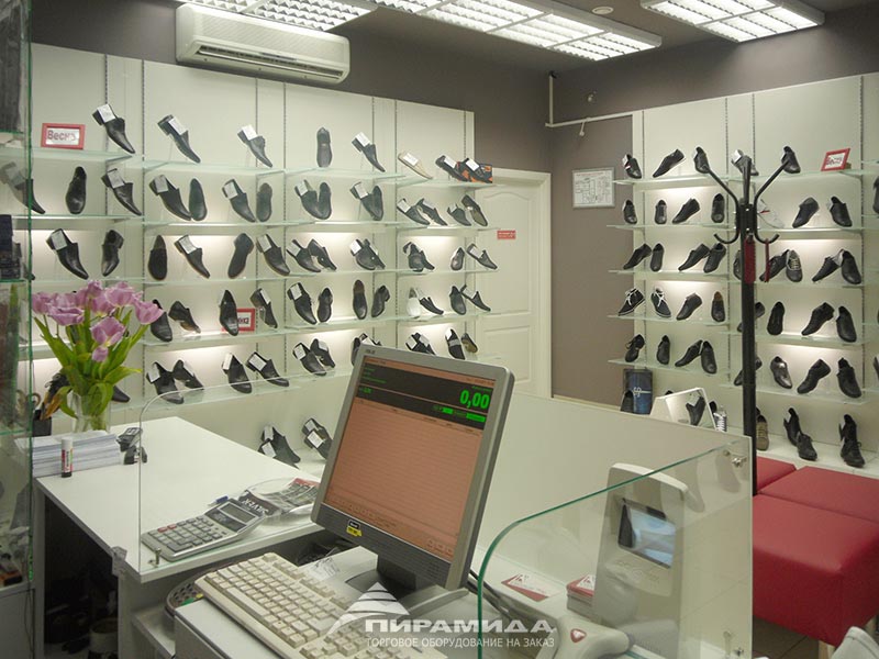 Защитный экран из стекла для кассы. Торговое оборудование для обуви на заказ в Новосибирске