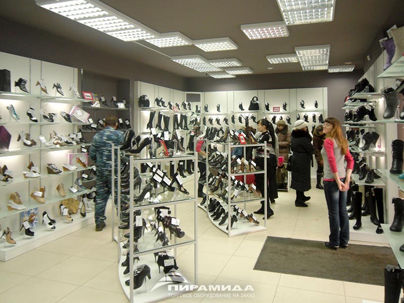 Интерьер торгового зала. Торговое оборудование для обуви на заказ в Новосибирске