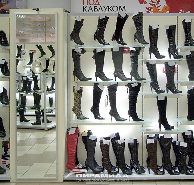 Зеркальная вставка в интерьере. Торговое оборудование для обуви на заказ в Новосибирске