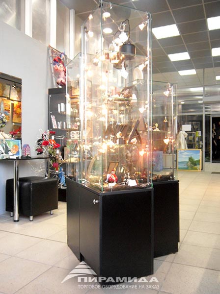 Стеклянные витрины с подсветкой. Торговое оборудование для бижутерии и подарков на заказ в Новосибирске